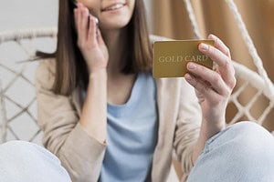 Bavaria-Finanz Erfahrungen mit der Premium Card Gold: Kunden berichten über gebührenfreie Vorteile